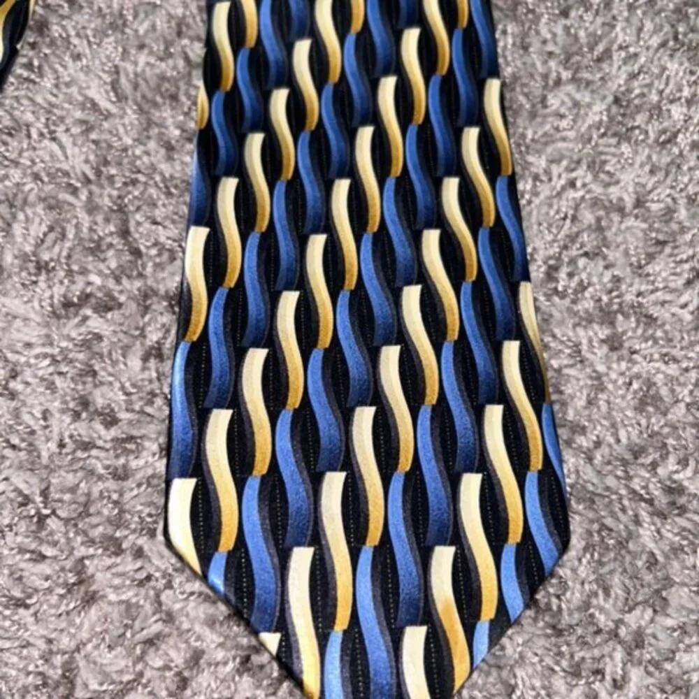 Private Collection Perfect Match‎ Blue Yellow tie aprox. 59 inches silk office